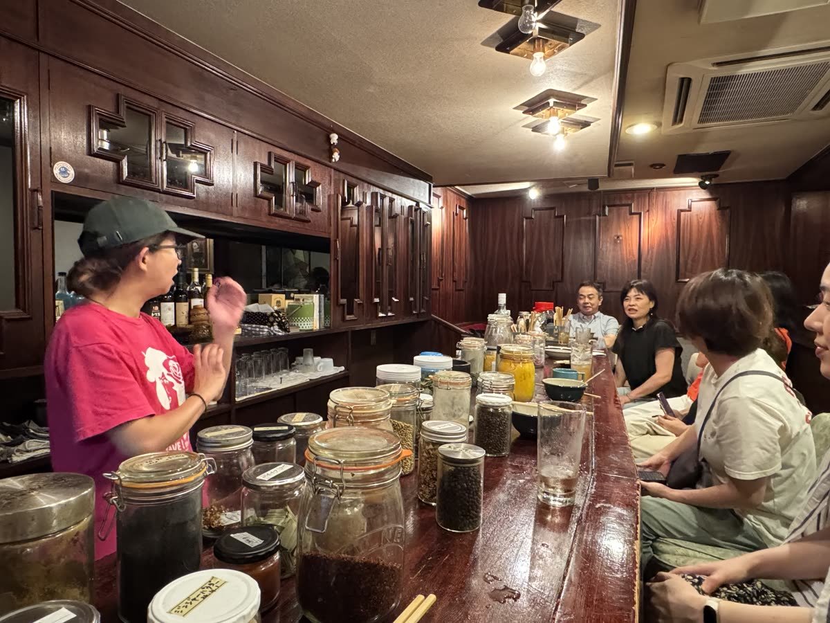 カウンター越しに交流する人たち