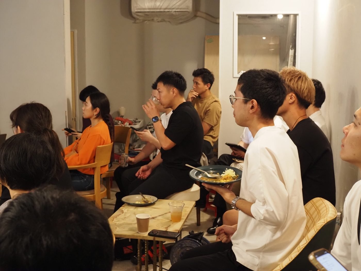 食事をしながら交流する参加者
